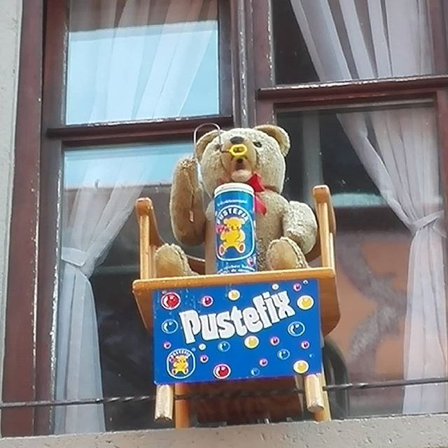 Kanskje vi alle skulle hatt en bamse som roet oss ned i hverdagen ?Vår lille »av knapp»
