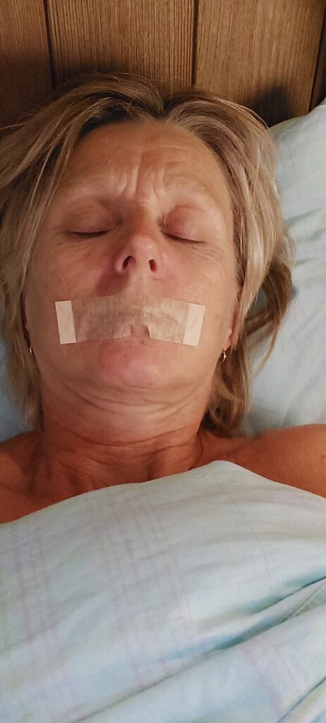 jeg sover med tape om natten